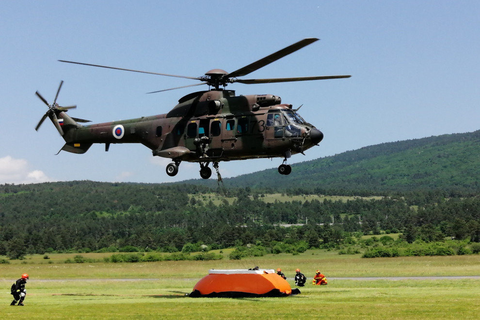 Helikopter Cougar zajema vodo za gašenje