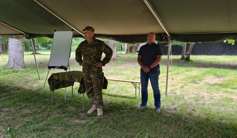 Poveljnik sil brigadir Miha Škerbinc pozdravil udeležence tabora z direktorjem občinske uprave Občine Bled, Robertom Klinarjem.