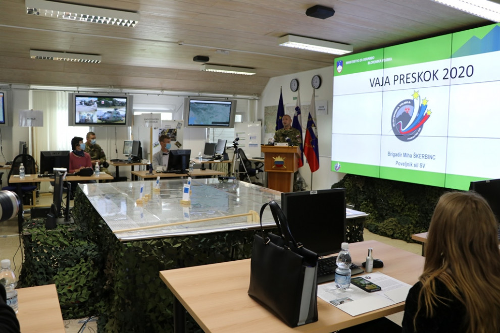Predstavniki medijev in slovenske vojske v novinarski sobi
