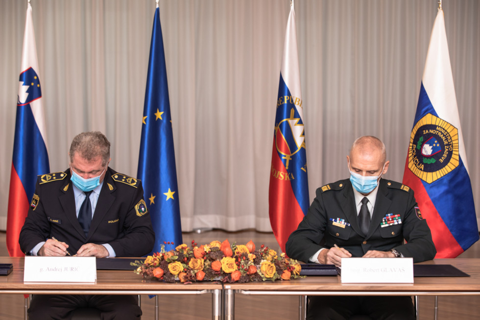 Načelnik Generalštaba SV brigadir Robert Glavaš in v. d. generalnega direktorja policije Andrej Jurič podpisujeta operativno-taktični načrt sodelovanja Slovenske vojske in Policije pri širšem varovanju državne meje.