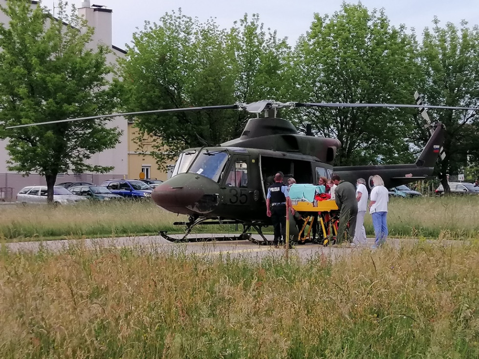 Zdravniška ekipa nalaga inkubator na helikopter Slovenske vojske