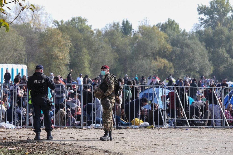 Pripadnik Slovenske vojske in policist na nalogi preprečevanja nezakonitih migracij leta 2015