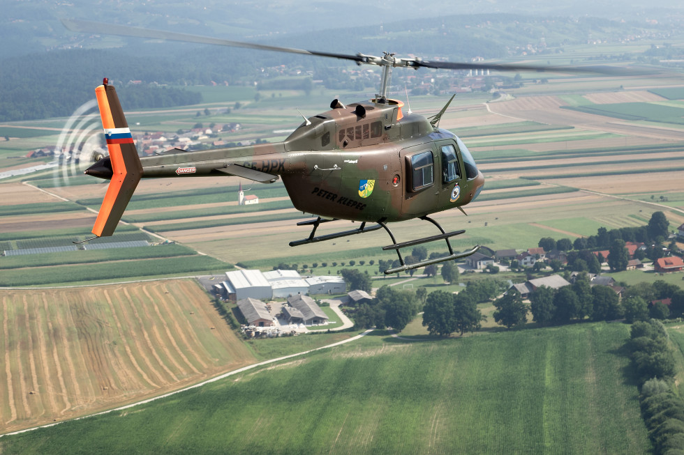 Helikopter Slovenske vojske Bell 206 v preletu