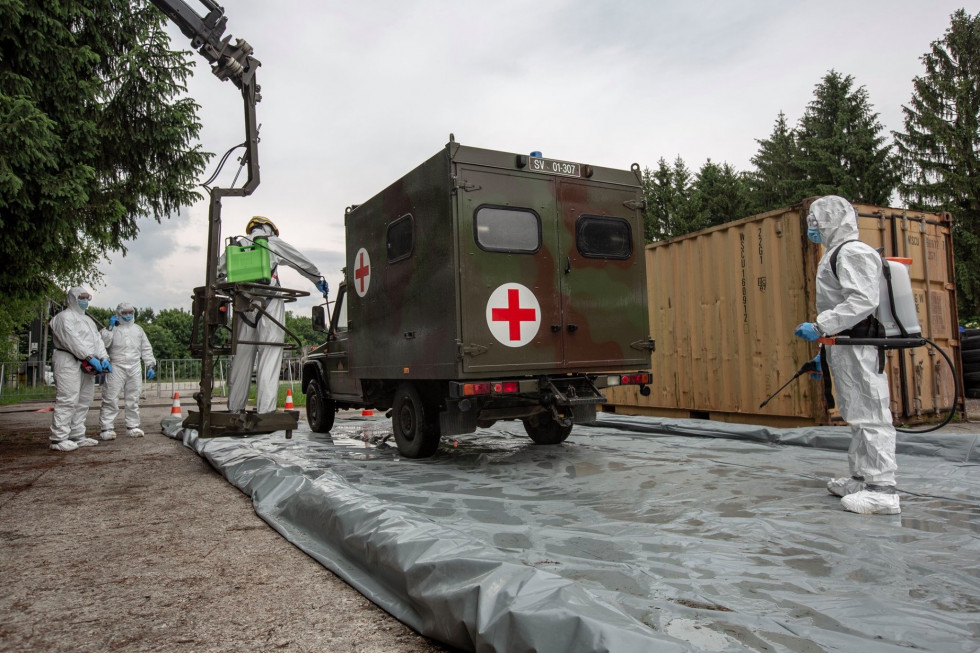 Veterinarska enota Slovenske vojske med dezinfekcijo reševalnega vozila
