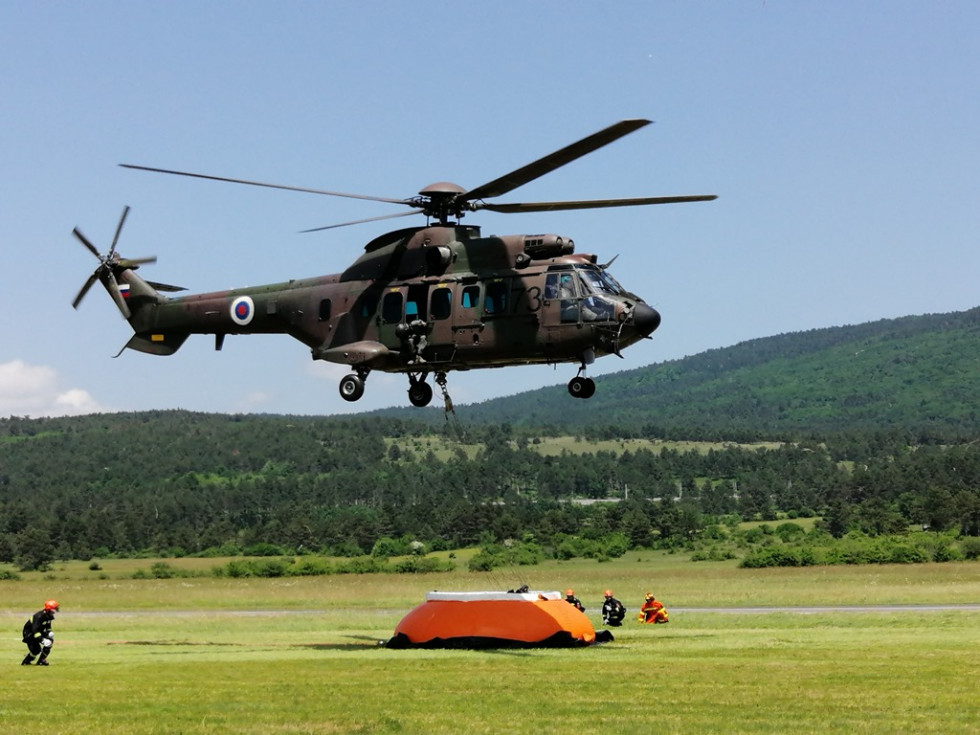 Helikopter Cougar AS AL 532 pri zajemanju vode za potrebe gašenja požara.