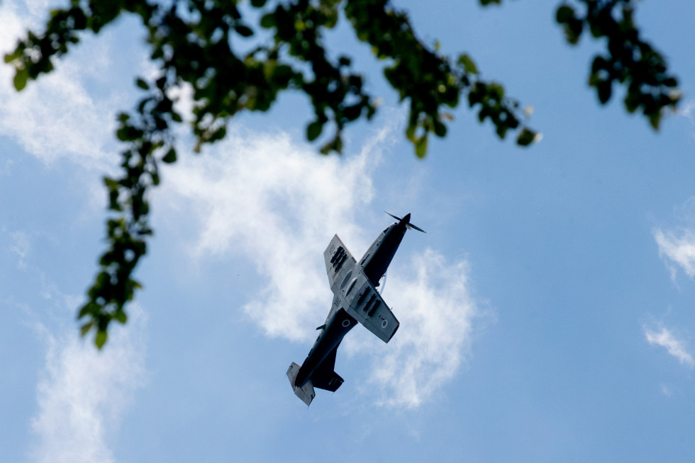 Letalo Slovenske vojske Pilatus PC-9M Hudournik v preletu