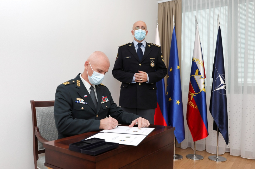 načelnik Generalštaba Slovenske vojske generalmajor Robert Glavaš in generalni direktor Policije dr. Anton Olaj med podpisom letnega načrta sodelovanja med Slovensko vojsko in Policijo