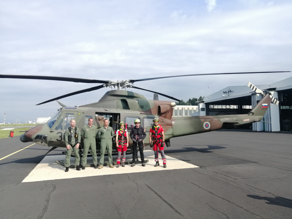 6- članska posadka za gorsko reševanje pred helikopterjem Bell 412 na brniškem letališču.
