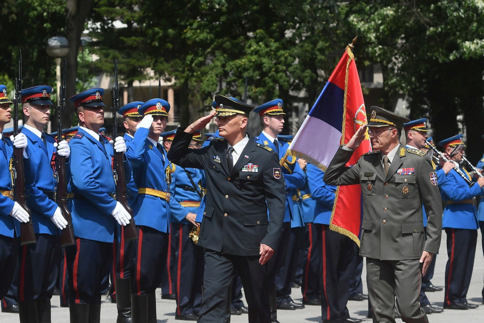 Načelnik Generalštaba Slovenske vojske generalmajor Robert Glavaš pozdravlja častno četo vojske Republike Srbske.