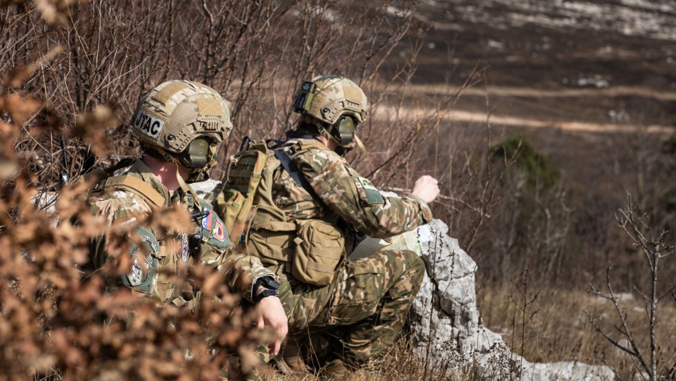 Pripadnika Slovenske vojske opazujeta navedeni cilj v daljavi