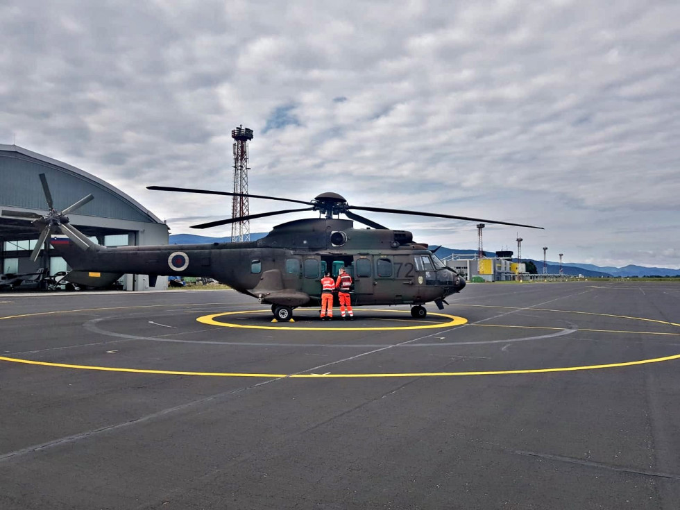 Helikopter SV Cougar AS AL 532 na letališču Edvarda Rusjana Maribor