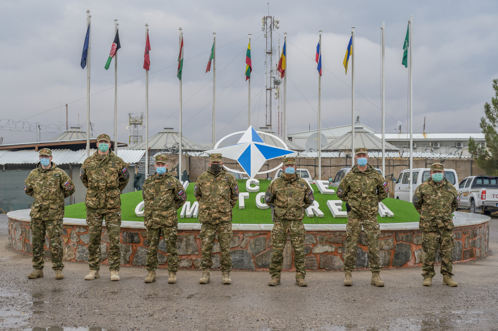 Pripadniki Slovenske vojske pred zastavami v bazi Herat (Afganistan)