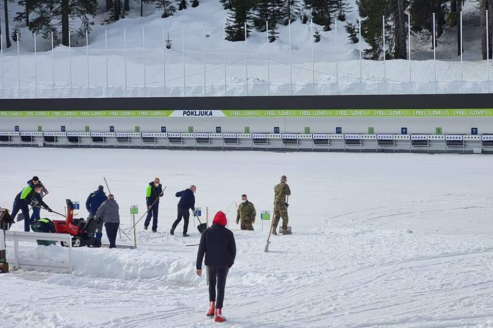 Pripadniki Slovenske vojske na startno ciljnem delu biatlonskega prizorišča na Pokljuki pomagajo urejati progo.