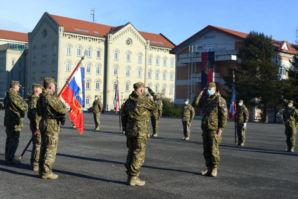 Vojaški pozdrav Brigadirja Škrbinca in Polkovnika Baša