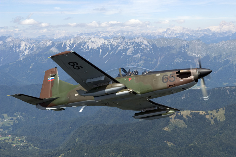 Letalo Slovenske vosjke Pilatus PC-9M Hudournik v zraku.