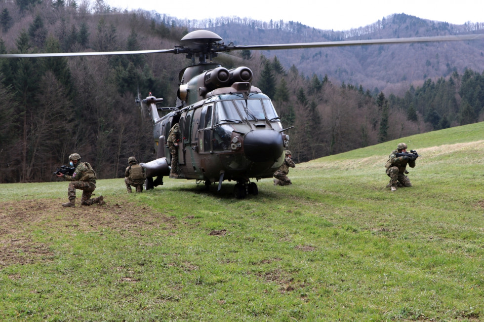 Pripadniki pogodbene rezerve med izstopanjem iz helikopterja.