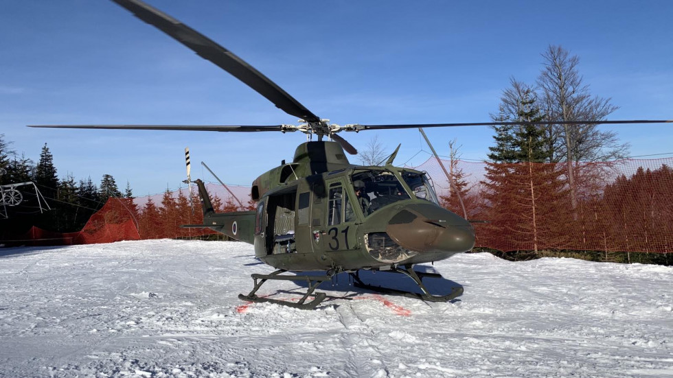 Večnamenski helikopter Bell 412 na smučišču.