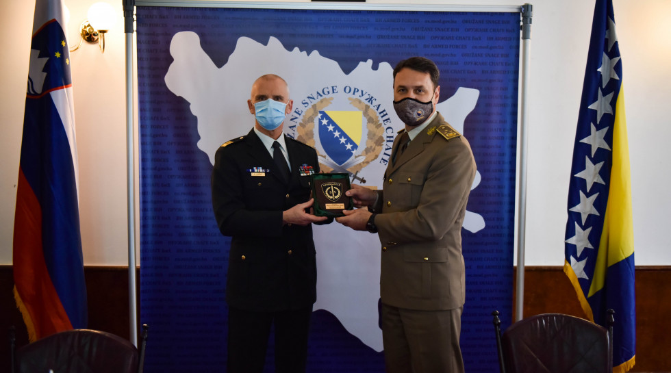 Načelnik Generalštaba SV generalmajor Robert Glavaš in načelnik Združenega štaba oboroženih sil Bosne in Hercegovine generala Senada Mašovića med izmenjavo spominskega darila