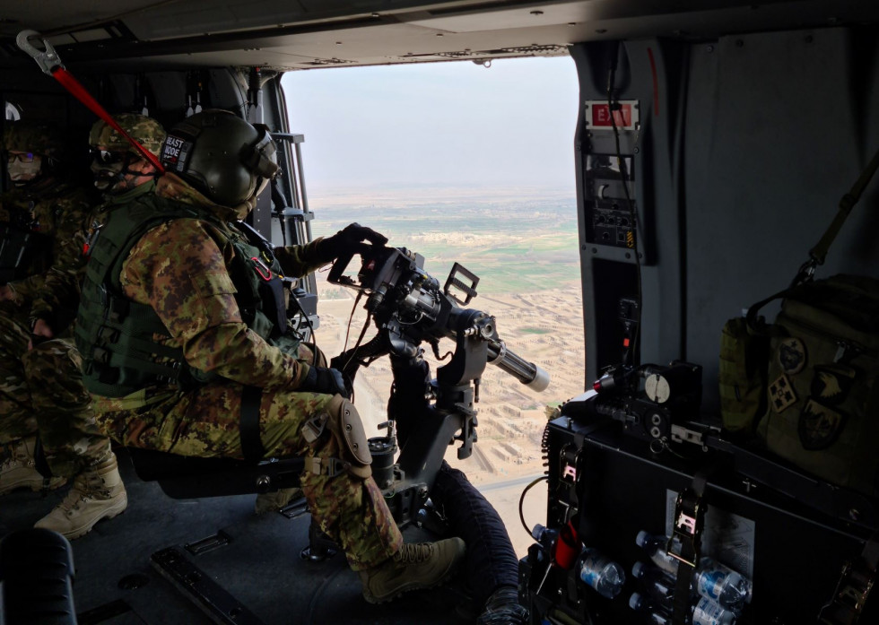 Pripadniki Slovenske vojske s helikopterjem izvidujejo območje delovanja v Afganistanu.