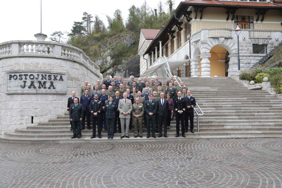 Udeleženci delovnih skupin Vojaškega odbora EU na stopnicah pri Postojnski jami