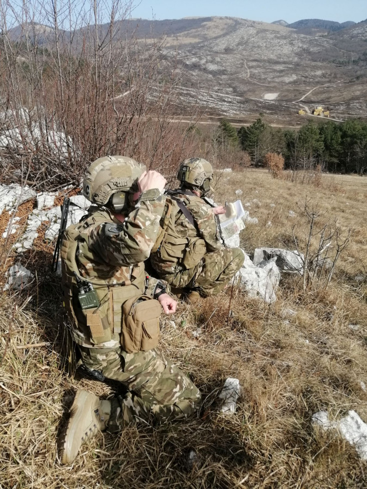 Kontrolorji združenih ognjev Slovenske vojske med opravljanjem svojega dela (navajanje letal)