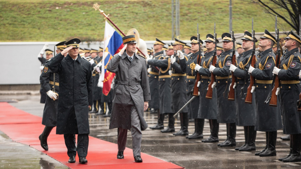 Načelnik Generalštaba Slovenske vojske in načelnik generalštaba švicarske vojske pozdravljata gardiste, ki s častnim pozdravom pozdravljajo gosta.