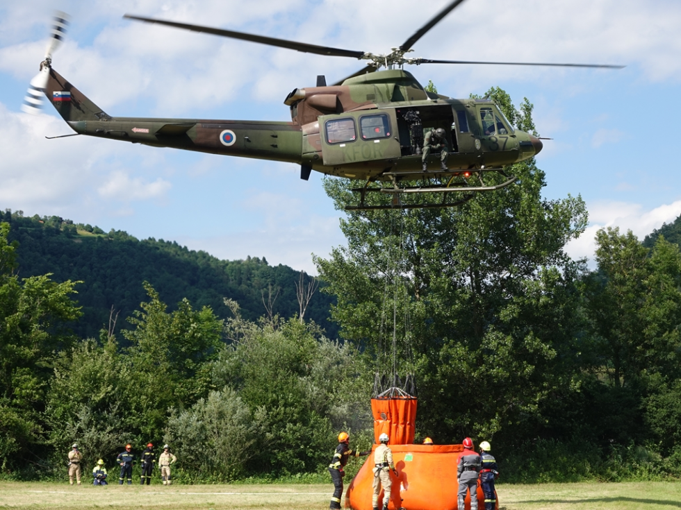 helikopter Bell 412 pri gašenju požara