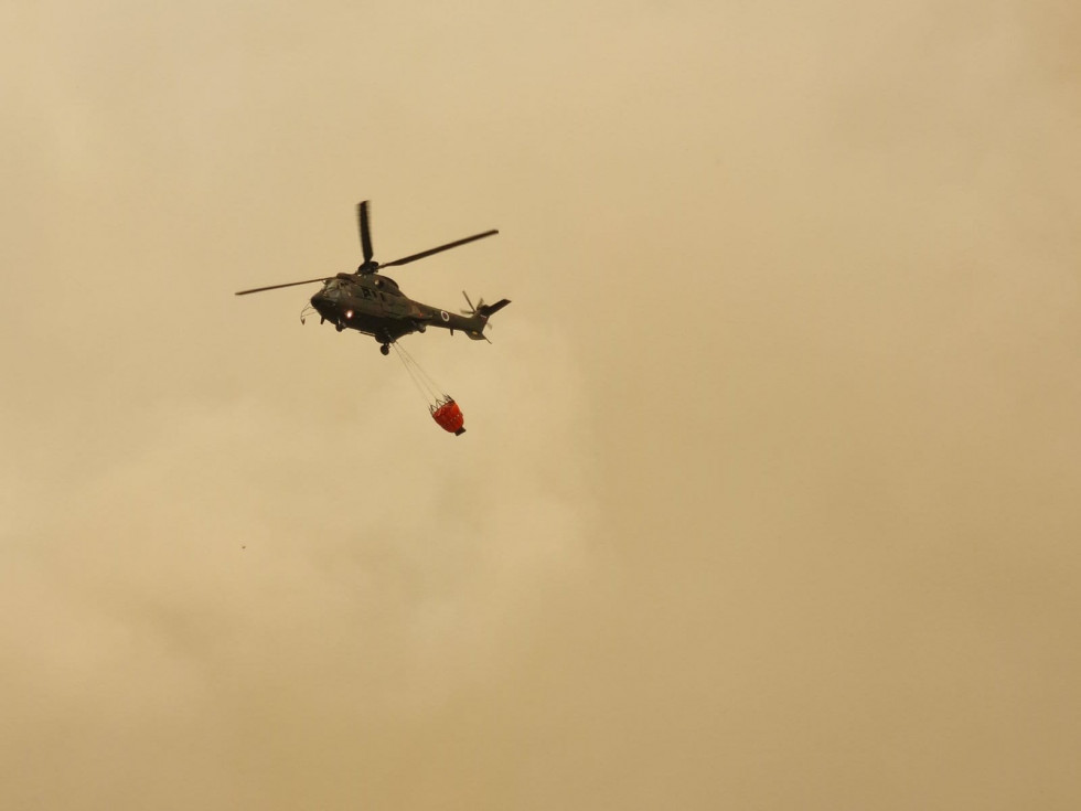 Helikopter AS Cougar med gašenjem z vrečo za vodo