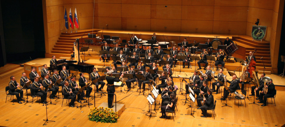 Orkester Slovenske vojske med nastopom v dvorani