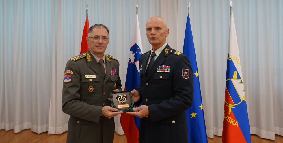 Načelnik Generalštaba Slovenske vojske generalmajor Robert Glavaš in načelni Generalštaba vojske Srbije Milan Mojsilović.