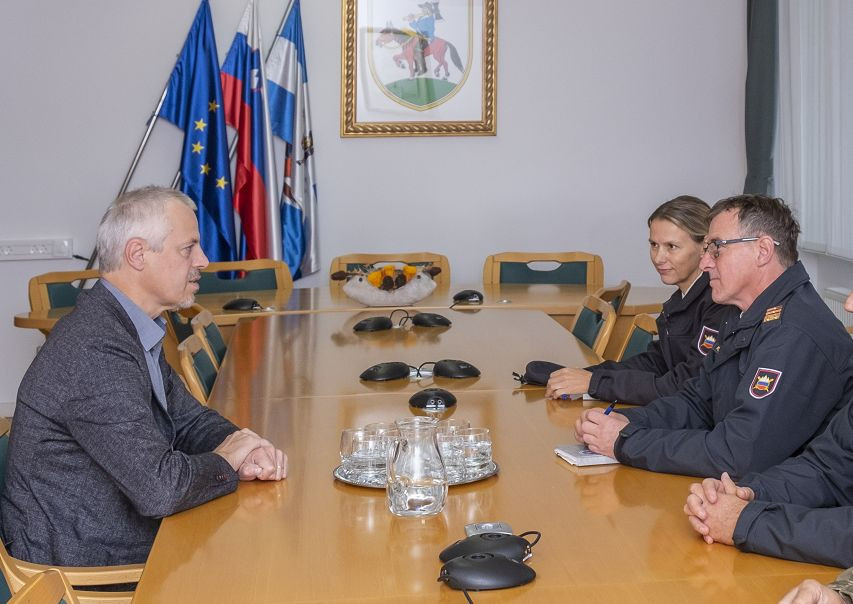 Poveljnik sil Slovenske vojske generalmajor Roman Urbanč in župan Občine Pivka Robert Smrdelj.