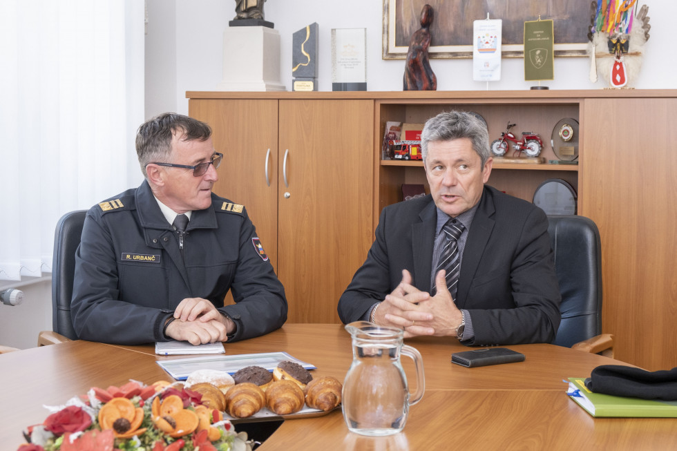 Poveljnik sil Slovenske vojske generalmajor Roman Urbanč in postojnski župan Igor Marentič.