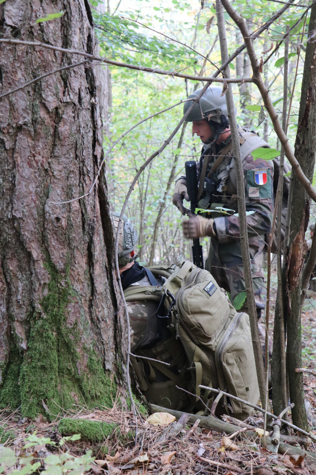 Francoski in slovenski vojak v gozdu pri izvidovanju terena