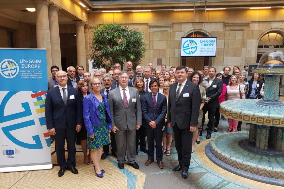 Skupinska slika udeležencev šestega rednega plenarnega zasedanja regionalnega odbora strokovnjakov za globalno upravljanje z geografskimi informacijami UN GGIM Evropa.