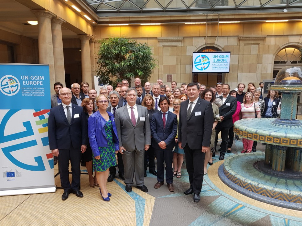Skupinska slika udeležencev šestega rednega plenarnega zasedanja regionalnega odbora strokovnjakov za globalno upravljanje z geografskimi informacijami UN GGIM Evropa.