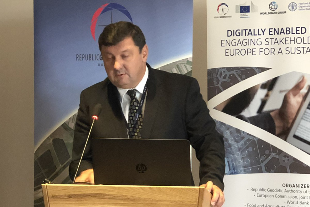 Tomaž Petek, generalni direktor Geodetske uprave predava na temo vzpostavljanja integralnega okvirja za prostorske informacije, ki ga vzpostavlja UN GGIM.