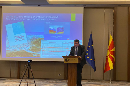 Ilustrativna slika - Direktor geodetske uprave Tomaž Petek na govorniškem odru delavnice