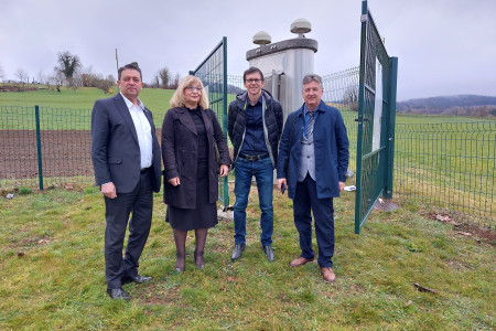 Člani delegacij med terenskim ogledom točke kombinirane geodetske mreže