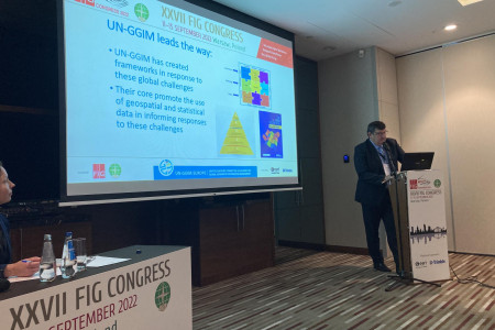 Direktor Geodetske uprave Tomaž Petek predstavlja strategijo in akcijski načrt evropskega regionalnega odbora skupine strokovnjakov za globalno upravljanje prostorskih podatkov