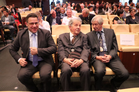Nagrajenci, v sredini dobitnik priznanja za življenjsko delo Tomaž Banovec, levo mag. Blaž Mozetič, desno Miloš Šuštaršič