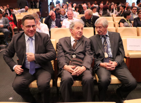 Nagrajenci, v sredini dobitnik priznanja za življenjsko delo Tomaž Banovec, levo mag. Blaž Mozetič, desno Miloš Šuštaršič