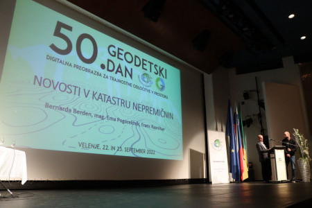 Pozdravni pano na 50. geodetskem dnevu z naslovom Digitalna preobrazba za trajnostne odločitve v prostoru
