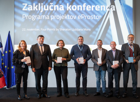 Simbolična darila so prejeli tudi vodje projektov in predavatelji na konferenci