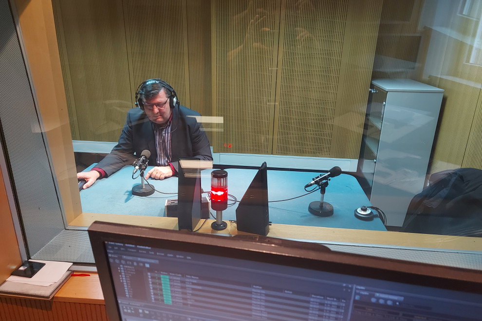 Generalni direktor Geodetske uprave med snemanjem oddaje v studiu radia Koper