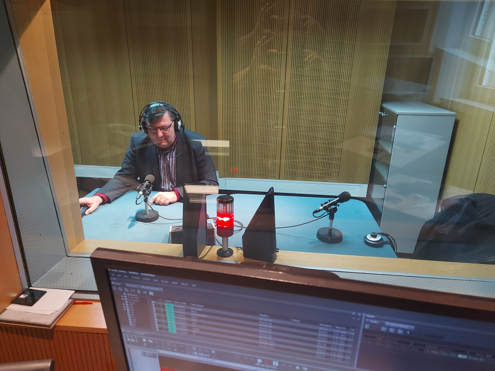 Generalni direktor Geodetske uprave med snemanjem oddaje v studiu radia Koper