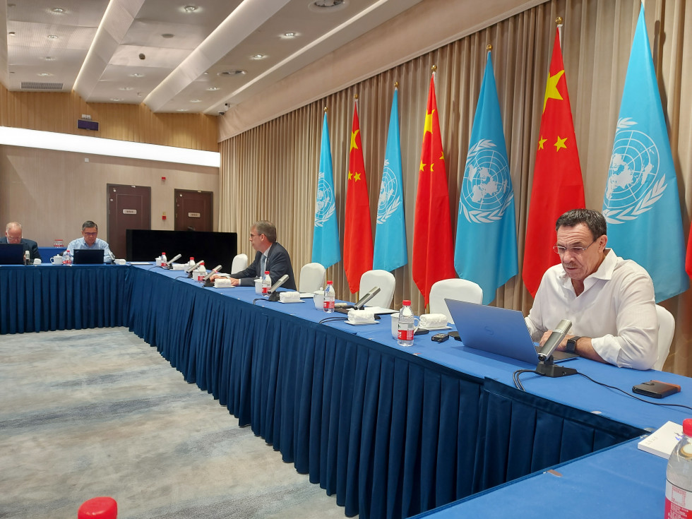 Nekateri člani Mednarodnega svetovalnega odbora za globalni center znanja in inovacij na področju prostorskih podatkov med sestankom v dvorani v Deqingu na Kitajskem