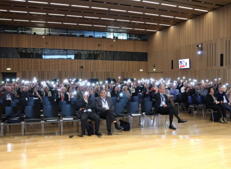 Udeleženci 51. Geodetskega dneva v dvorani Kongresnega centra Brdo