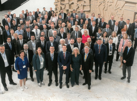 Skupinska slika udeležencev zasedanja generalne skupščine EuroGeographicsa v Sevilli