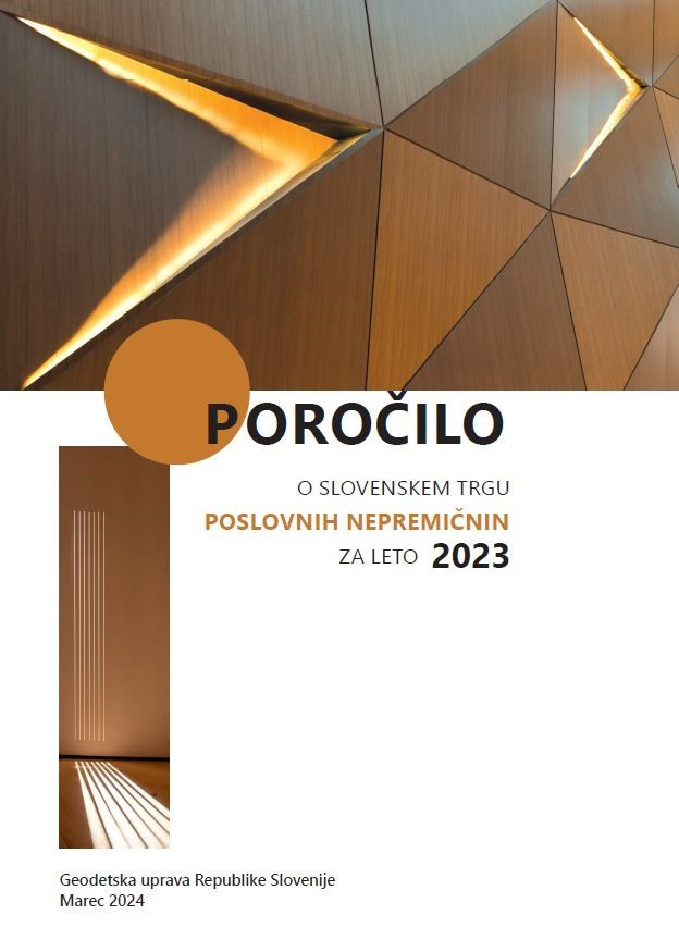 Naslovnica Poročila o slovenskem trgu poslovnih nepremičnin za leto 2023, ki prikazuje padajočo svetlobo na lesu