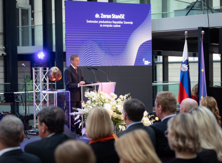 Svetovalec predsednice Republike Slovenije za evropske zadeve med nagovorom udeležencev na slavnostni akademiji